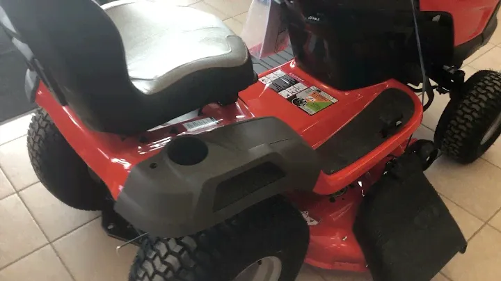 Husqvarna TS142 TRACTEUR 2021 Le TS 142 est un tracteur convivial idéal.