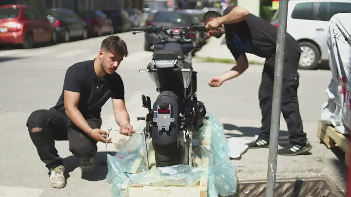unboxing the new 2022 Husqvarna Svartpilen 401