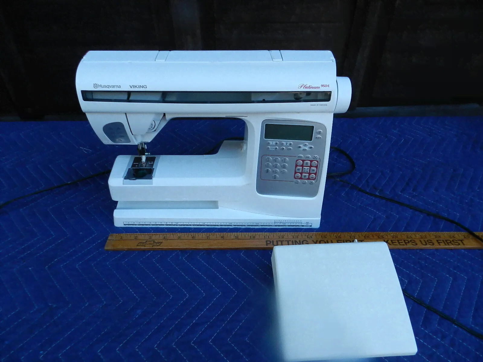husqvarna viking platinum 950E Sewing And Embroidery Machine w/ Foot Pedal